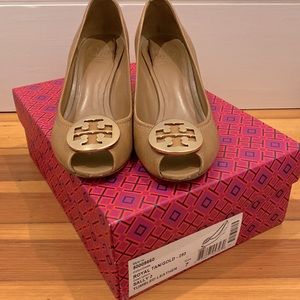 Tory Burch Sally 2 Royal Tan Leather Peep Wedge 7